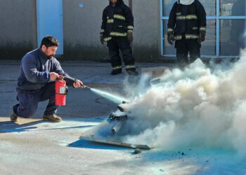 Charla informativa sobre riesgo de incendio y uso de extintores en Puerto Quequén