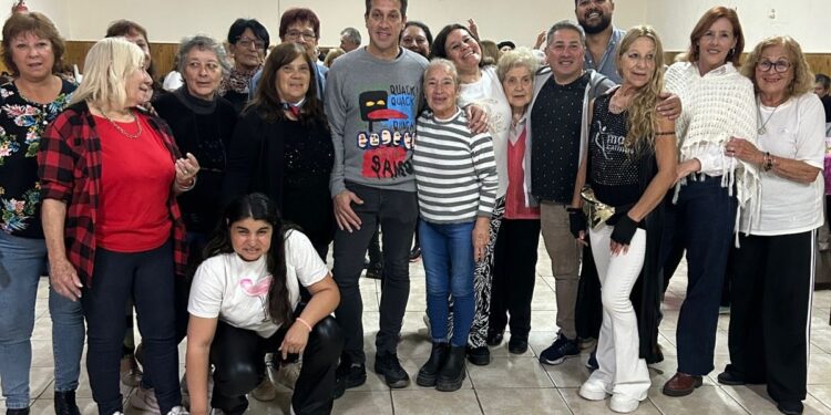 Con la compañía del intendente los jubilados disfrutaron de un colorido encuentro