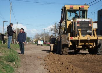 Maquinarias del EMSUR realizan los trabajos en las calles de tierra en respuesta a las solicitudes vecinales en las jornadas de Oficina Móvil.