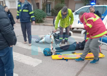 Un caballo provocó un fuerte accidente al chocar a una mujer en moto