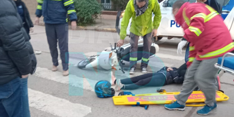 Un caballo provocó un fuerte accidente al chocar a una mujer en moto