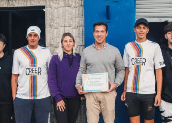 La ONG Elijo Creer le entregó una distinción al Intendente Rojas. Grupo de jovenes que trabajan en la prevencion del suicidio