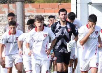 Firme bajo los tres palos y con los pies en la tierra. Por Rubén Curries