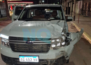 Violento accidente en 59 y 26: una camioneta impactó a dos vehículos estacionados. La alcoholemia le dió positivo