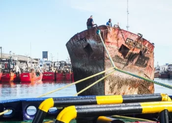 Removieron un barco que permanecía en desuso desde 2007 y lo hundirán frente a la costa de Mar del Plata