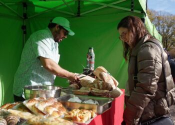 Con buenos productos y precios accesibles “El Mercado” atrajo a los vecinos en una exitosa jornada