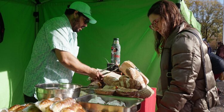 Con buenos productos y precios accesibles “El Mercado” atrajo a los vecinos en una exitosa jornada