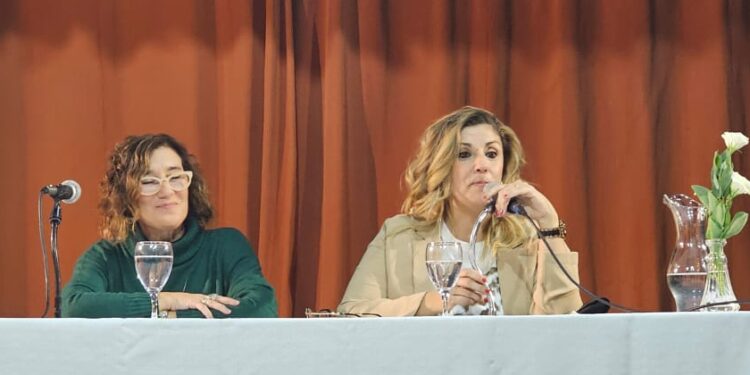 Con una gran concurrencia se desarrolló el conversatorio: “Que pasa en las familias hoy”.