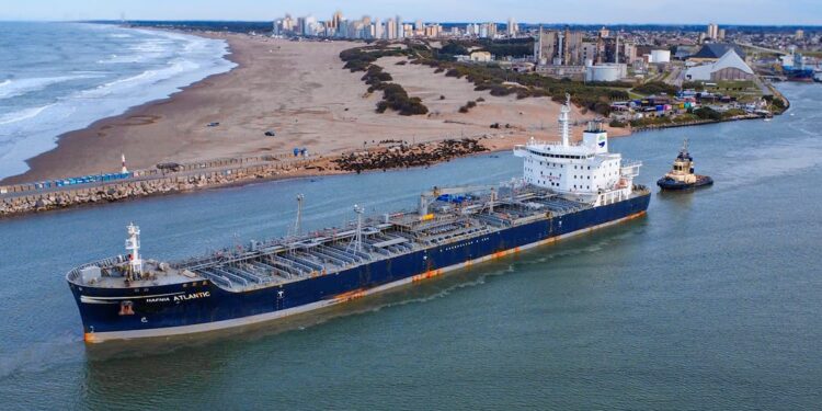 Puerto Quequén cerró mayo con una jornada récord: nueve movimientos en un solo día