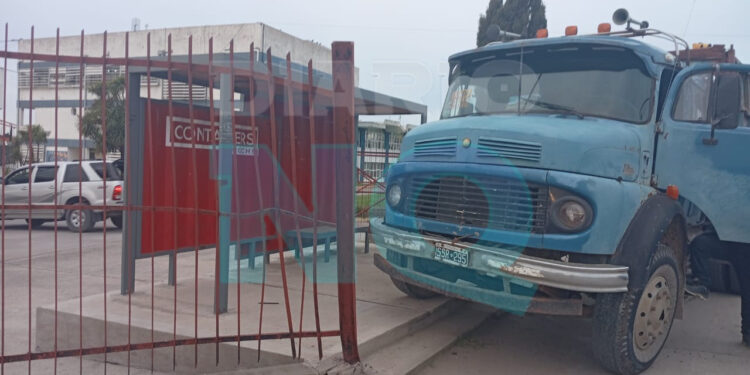 Camión sin frenos colisionó contra garita de colectivos en el ex Liceo.