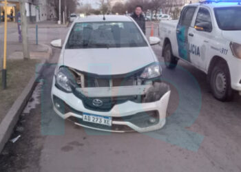 Auto chocado mientras estaba estacionado.