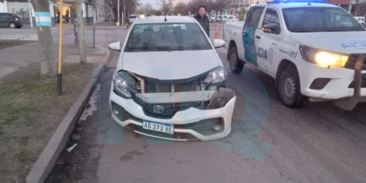 Auto chocado mientras estaba estacionado.