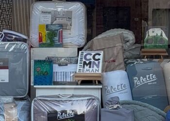 El arte de los estudiantes de plástica infantil ya se puede observar en las vidrieras comerciales