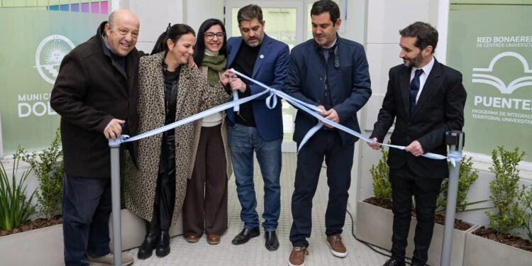 Andrea Cáceres junto al Ministro Bianco en la inauguración de un Centro Universitario