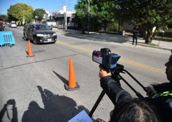 Multas más caras: cruzar en rojo o circular sin VTV puede costar hasta $1.606.000