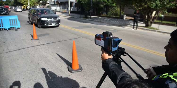 Multas más caras: cruzar en rojo o circular sin VTV puede costar hasta $1.606.000