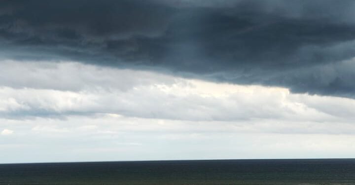 Necochea bajo alerta naranja: tormentas fuertes y temperaturas otoñales este sábado