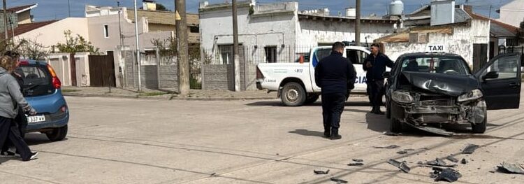 Colisión entre dos vehículos en Necochea: una mujer fue trasladada al hospital