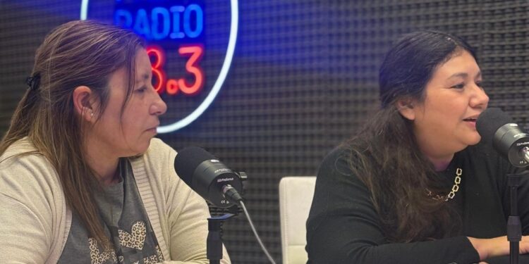 Mónica y Sandra, miembros de la subcomisión de fútbol del Club Huracán, defienden su proyecto “Un Proyecto Para Chicos y Chicas”