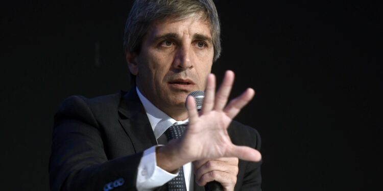 Caputo defendió el plan económico y ratificó la intervención del BCRA