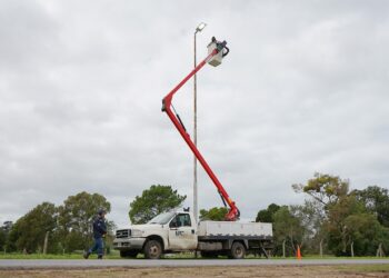 Avanza el recambio de luminarias en los accesos principales a Necochea