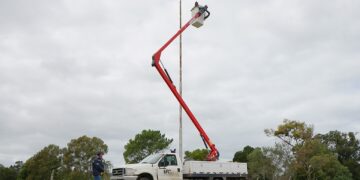 Avanza el recambio de luminarias en los accesos principales a Necochea