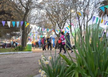Vecino de Quequén reclamó por el mal estado de las veredas en la zona de la plaza