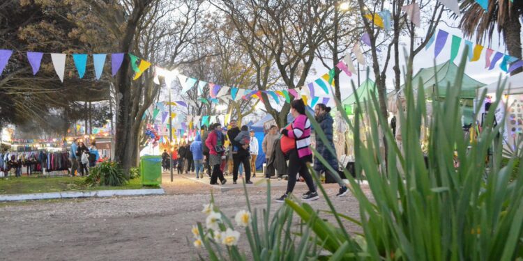 Vecino de Quequén reclamó por el mal estado de las veredas en la zona de la plaza
