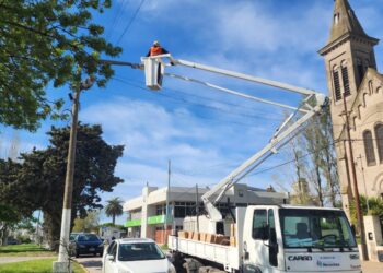 Avanza el plan de modernización del alumbrado público en Quequén