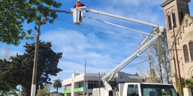 Avanza el plan de modernización del alumbrado público en Quequén