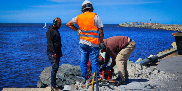 Trabajos de mantenimiento y reemplazo de columnas de alumbrado en la Escollera Sur