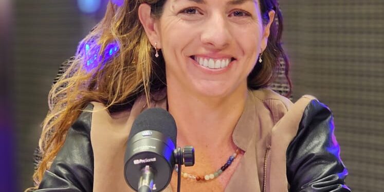 Luli Fornieles: “Pintar con los dedos es volver a la infancia y conectar con la creatividad desde otro lugar”