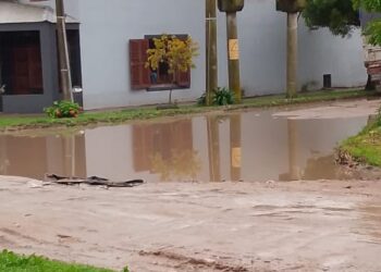 Vecinos reclaman obras por calles anegadas y falta de desagües en el barrio Estación