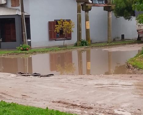 Vecinos reclaman obras por calles anegadas y falta de desagües en el barrio Estación
