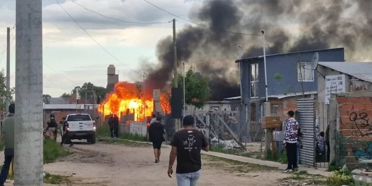 Tensión y violencia en Mar del Plata: denuncias por abusos en una escuela, docentes agredidos y la casa del alumno acusado incendiada