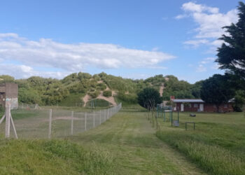 Vecinos de Quequén denuncian el alambrado de un sector de la Plaza 3 de Agosto y convocan a una reunión abierta