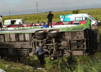 Volcó un micro que viajaba a Mar del Plata por la Ruta 2: hay al menos dos muertos