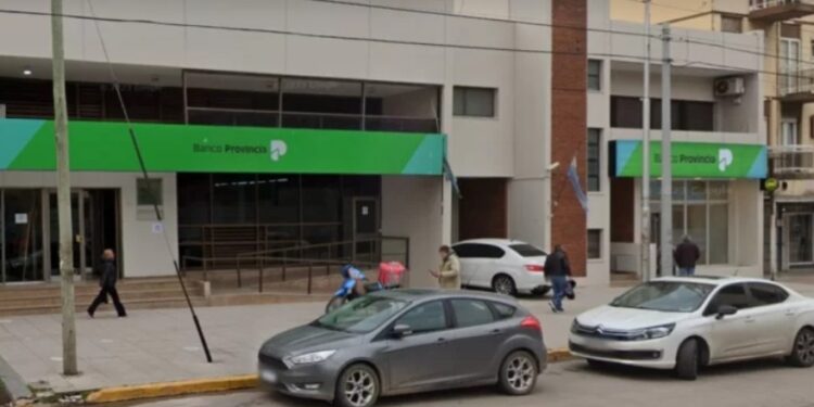 Los bancos de Necochea adelantan su horario por el verano