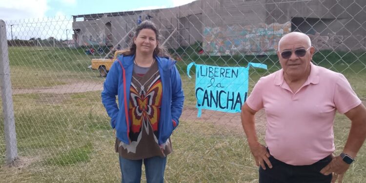 Vecinos de la Plaza 3 de Agosto reclaman claridad por el alambrado en un terreno histórico