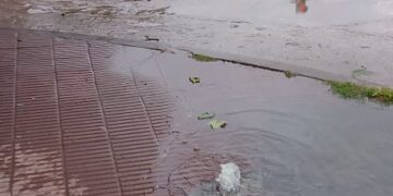 Vecinos denuncian desborde cloacal frente a la Escuela Nuestra Señora de la Merced