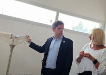 Kicillof entregó una ambulancia y recorrió el nuevo Centro Integral Municipal del barrio Flores