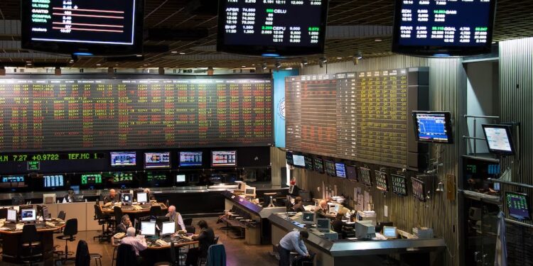 El riesgo país cayó al nivel más bajo en nueve meses y se acerca a perforar los 600 puntos