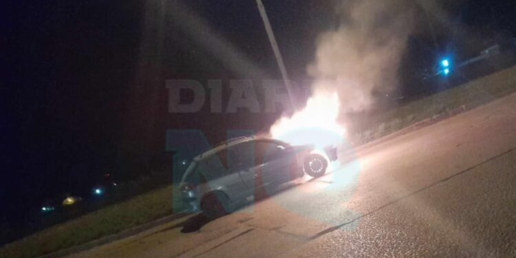 Increíble: Se incendió un auto en Quequén tras agarrar un pozo