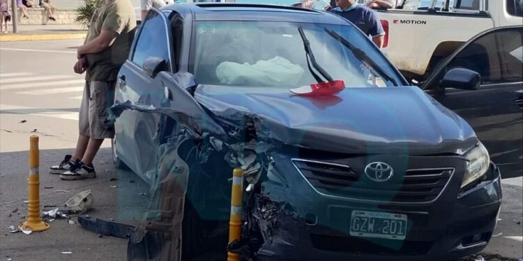 Cuatro vehículos destruidos en un choque en Avenida 2: denuncian alta velocidad y alcoholemia positiva del conductor