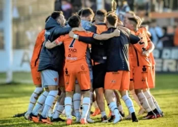 Villa Díaz Vélez clasificó a semifinales tras un triunfo agónico