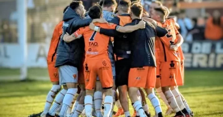 Villa Díaz Vélez clasificó a semifinales tras un triunfo agónico