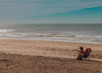 Alta radiación UV: qué recomiendan los especialistas para proteger la piel en verano