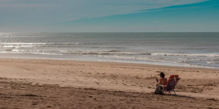 Alta radiación UV: qué recomiendan los especialistas para proteger la piel en verano