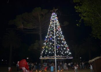 Quequén encendió su Árbol de Navidad en una noche cargada de emoción y encuentro vecinal