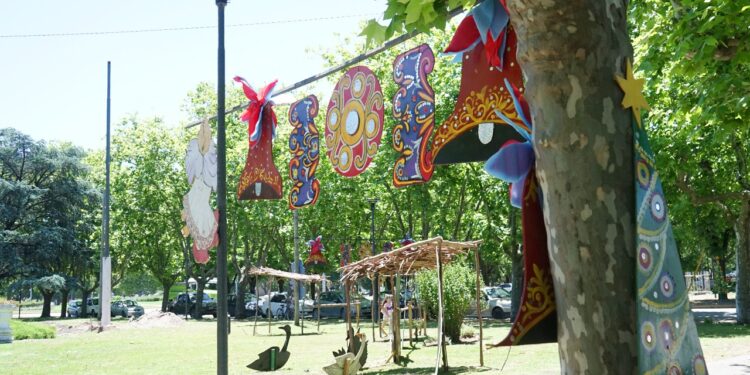 Invitan a un concierto navideño y al tradicional encendido del Árbol y el Pesebre en la Plaza Dardo Rocha